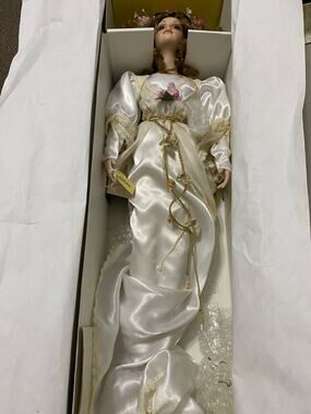 Seymour Mann Aurora Bridal Porcelain Doll A Connoisseur Collection